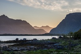 Lofotenreise-113 Blick in der Nacht auf den Gimsøystraumen - schöne Lichtstimmung.