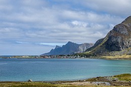 Lofotenreise-94 Bei Ramberg zeigen sich die ersten blauen Löcher im Himmel. Das Wetter wird zum Glück sonnig.