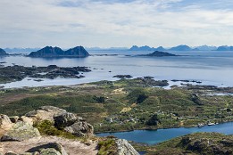 Lofotenreise-119 Auf dem Gipfel: Blick zur Insel Lille Molla und Skrova.