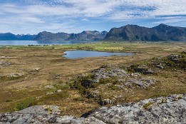 Lofotenreise-121 Bergtour 2 auf den Hoven: Der Berg liegt auf der Insel Gimsøya. Der Anstieg ist wieder kurz und steil.