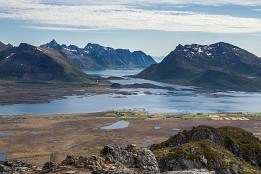 Lofotenreise-124 Der Hoven ist 368m hoch. Ich schaue zur Brücke bei Sundklakk, Richtung Süd-Ost-Süd. Am Fuß des Berges liegt der nördlichste Golfplatz auf der Erde. Man betreibt...
