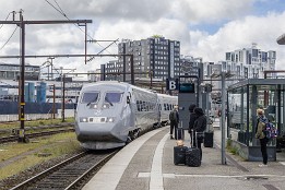 Lofoten_2019-1 Auf dem Bahnhof in Kopenhagen: Der Intercity nach Stockholm hat Einfahrt. Der Zug hat Neigetechnik und schauckelt manchmal 