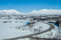 Lofoten_2019-3 Kurz vor der Grenze zu Norwegen herrscht tiefer Winter. Hier befindet sich auch ein großes Skigebiet.