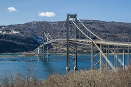 Lofoten_2019-5 Das Auto ist in Narvik gemietet. Nun geht es auf die Lofoten. Hier die Tjeldsund-Brücke, die nach Hinnøya führt.