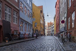 Lofoten_G-3 Typischer Straßenzug in der Altstadt. Es gibt sehr viele kleine Gaststätten.