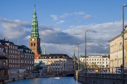 Lofoten_G-4 Blick entlang eines der Kanäle, die der Stadt einen eigenen Charme verleihen.
