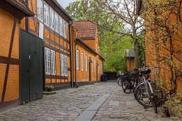 Lofoten_G-5 Kleiner Durchgang erinnert ein bisschen an die Olsenbande.