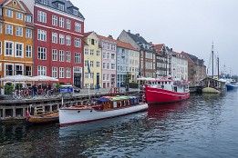 Lofoten_G-31 Es gibt viele Kneipen, Restaurant in Nyhavn und immer im Umfeld des Hafens.