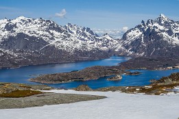 Lofoten_2019-11 Das Gipfelplateau ist erreicht. Hier der Blick auf den Raftsund, wo der Trollfjord abzweigt.