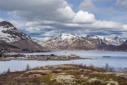 Lofoten_2019-16 Fahrt von Digermulen nach Svolvær: Blick auf die Kirche auf Sildpollneset.