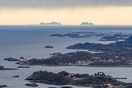 Lofoten_2019-19 Abendwanderung auf den Hausberg von Svolvær - den Tjeldbergtinden. Blick über Kabelvåg und Henningsvær. Am Horizont sind die Inseln Væroy und Røst zu sehen.