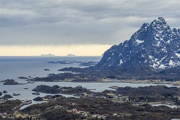Lofoten_2019-20 Der gleiche Blick noch mal mit dem Kvanndalstinden bei Henningsvær.