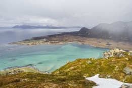Lofoten_G-10 Blick vom Delpen. Leider hängen die Wolken sehr tief und es fällt immer wieder Schnee.