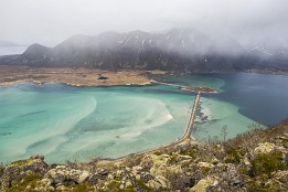 Lofoten_G-11 Blick vom Delpen auf die Bucht des Grunnførfjorden der von der Straße 888 durchschnitten wird.