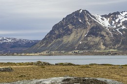 Lofoten_2019-36 Fahrt von Svolvær nach Unstad. Blick Richtung Limstranden unterhalb des Heveren (808m).