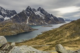 Lofoten_2019-40 Blick vom Sattel bei Unstad in den Steinsfjorden.