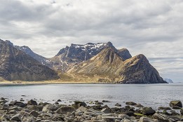 Lofoten_G-13 Blick auf die Landspitze bei Unstad mit dem Høgskolmen.
