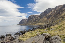 Lofoten_G-15 Der Küstenweg Richtung Eggum. Es läuft sich teils beschwerlich über Blocksteine, lockere runde Steine und an steilen Abhängen.