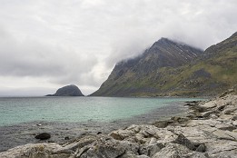 Lofoten_G-16 Der Veggen bei Haukland - leider ist das Wetter nicht so gut.
