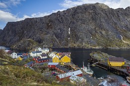 Lofoten_G-18 Eng eingezwengt zwischen den felsen liegt der Fischerort Nusfjord.