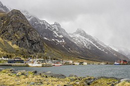 Unstad_Ramberg-5 Blick auf Ramberg - die Berge sind 800 bis über 900m hoch.