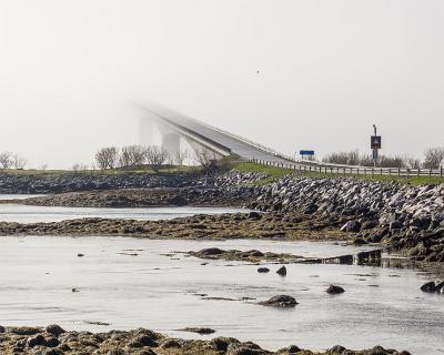 Lofoten F-41  Brücke ins NICHTS? Gimsøystraumenbrua: Nur die Brücke ist in den Wolken, auf beiden Uferseiten scheint die Sonne.