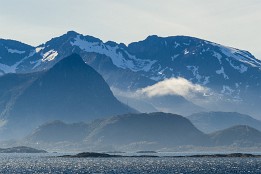 Lofoten_F-42 Blick über Gimsøystraumen zurück auf Vestvågøya.