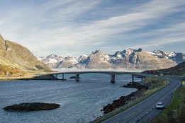 Lofoten_G-27 Traumstraße E10 - die Sundlakkstraumenbrücke und dahinter tief ziehende Wolken.