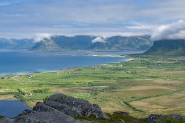 Lofoten_2024-41 Aufstieg zum Hoven, Blick Richtung Laukvik