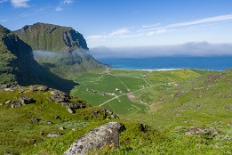 Lofoten_2024-50 Aufstieg zum Himmeltindan, Blick auf die Bucht von Uttakleiv