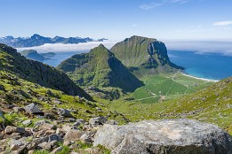 Lofoten_2024-51 Bucht von Uttakleiv und die Berge Mannen (Mitte) und Veggen (rechts)