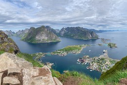 Lofoten_2024-69 Gipfelblick vom Reinebringen auf den Reinefjord und Reine