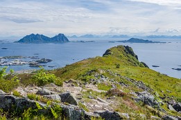 Lofoten_2024-18 Blick vom Tjeldbergtinden auf Lille Molla (links) und Skrova (rechts)