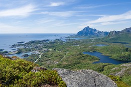 Lofoten_2024-19 Blick vom Tjeldbergtinden auf Kabelvåg und zum Vågakallen