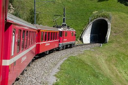 Schweiz2016-1 Rhätische Bahn vor Tunneleinfahrt in der Nähe Kloster Platz