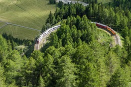 Schweiz2016-56 Kehrschleife direkt unterhalb Alp Grüm.