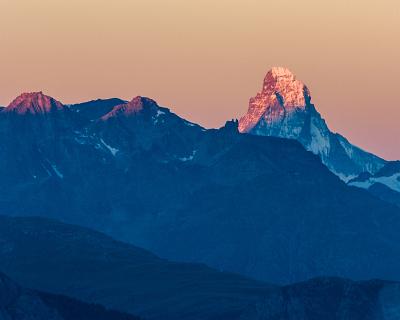 Schweiz2016-72 Blick von der Fiescheralp zum Matterhorn - früh am Morgen