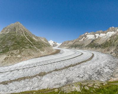 Schweiz2016-87 Blick zum Gletscherursprung - das Jungfraujoch. Die Spuren auf dem Eis sind Geröll und Steine, die der Gletscher mitgenommen hat.