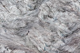 Schweiz_2017_V6-10 Größenbezüge verlieren sich am und auf dem Gletscher.