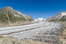 Schweiz_2017_V6-11 Blick zum Gletscher-Ursprung - das Jungfraujoch. Die Spuren auf dem Eis sind Geröll und Steine, die der Gletscher mitgenommen hat.