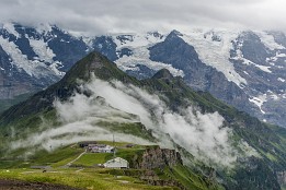 Schweiz2016-119 Wolken ziehen über den Kamm (Männlichen)