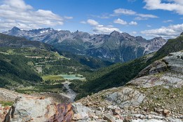 Schweiz2016-50 Hier war früher mal die Gletscherzunge. Nun ist die Stelle ein schöner Aussichtspunkt. Aber es kam ein kalter Wind vom Gletscher.