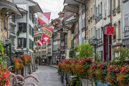 Bilder2016-35 Blick in die Obere Hauptgasse. Man beachte die weit überstehenden Dächer. Die Gasse selbst ist in der Mitte vertieft. Dann folgt links und rechts noch mal ein...