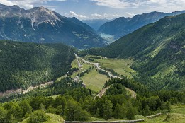 Schweiz_2017-83 Blick ins Puschlav-Tal. Gewaltige Höhenunterschiede und eine wunderbare Bergwelt gibt es hier zu bestaunen.