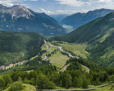 Schweiz_2017-83 Blick ins Puschlav-Tal. Gewaltige Höhenunterschiede und eine wunderbare Bergwelt gibt es hier zu bestaunen.