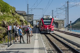 Schweiz_2017-88 Einfahrt Zug nach St. Moritz.