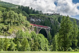 Schweiz_2017-14 Rhätische Bahn unterhalb Guarda