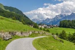 Schweiz_2017-17 Blick zurück auf das Dorf Bos Cha