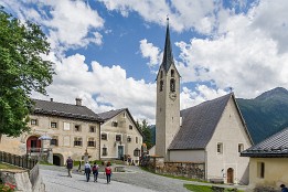 Schweiz_2017-22 Kirchplatz Guarda