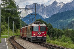 Schweiz_2017-65 Warten auf den Zug Richtung Scuol am Haltepunkt Guarda.